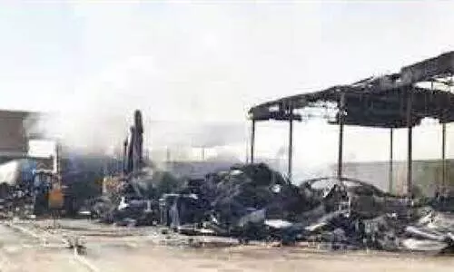 ഷാർജ വ്യവസായ മേഖലയിലെ സ്ക്രാപ് യാർഡിൽ തീപിടിത്തം