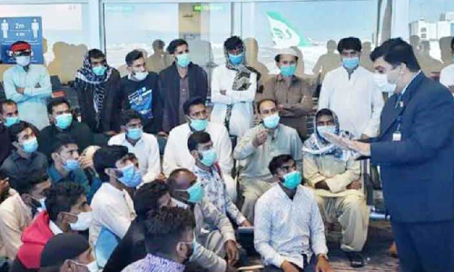 വി​മാ​ന​ത്താ​വ​ള​ത്തി​ൽ വീ​ണ്ടും ഇ​ന്ത്യ​ക്കാ​ർ കു​ടു​ങ്ങി