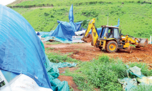 കരിപ്പൂരിൽ  അപകടത്തിൽപെട്ട വിമാനം നീക്കുന്ന നടപടികൾ