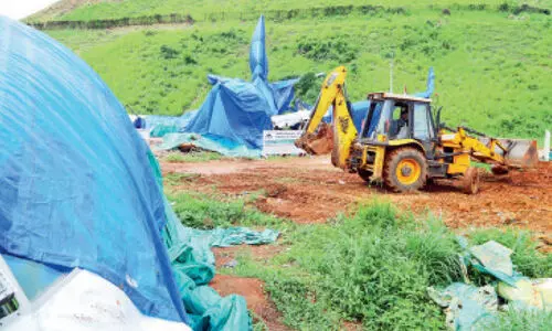 കരിപ്പൂരിൽ  അപകടത്തിൽപെട്ട വിമാനം നീക്കുന്ന നടപടികൾ