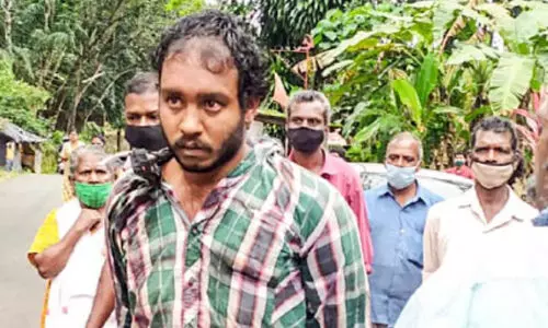 വീട്ടമ്മയെ കൊലപ്പെടുത്താൻ ശ്രമം; യുവാവിനെ നാട്ടുകാർ പിടികൂടി വീട്ടമ്മയെ കൊലപ്പെടുത്താൻ ശ്രമം; യുവാവിനെ നാട്ടുകാർ പിടികൂടി