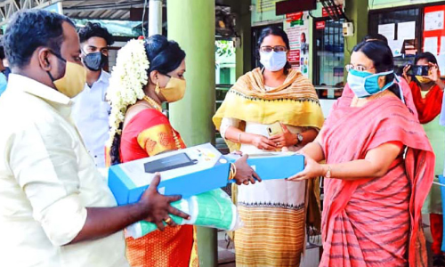 ആരോഗ്യപ്രവർത്തകർക്ക് ആദരമറിയിച്ച് നവവധൂവരന്മാർ