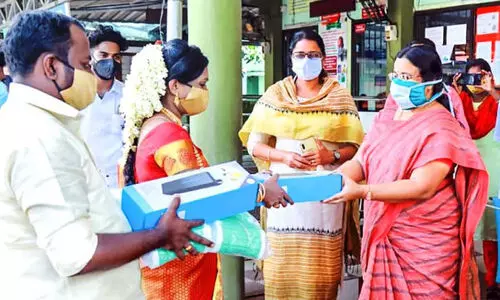 ആരോഗ്യപ്രവർത്തകർക്ക് ആദരമറിയിച്ച് നവവധൂവരന്മാർ