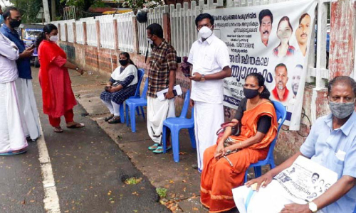 പ്രളയത്തിൽ വീട്​ നഷ്​ടമായവർ സത്യഗ്രഹമിരുന്നു; തൊട്ടുപിന്നാലെ പരിഹാരം