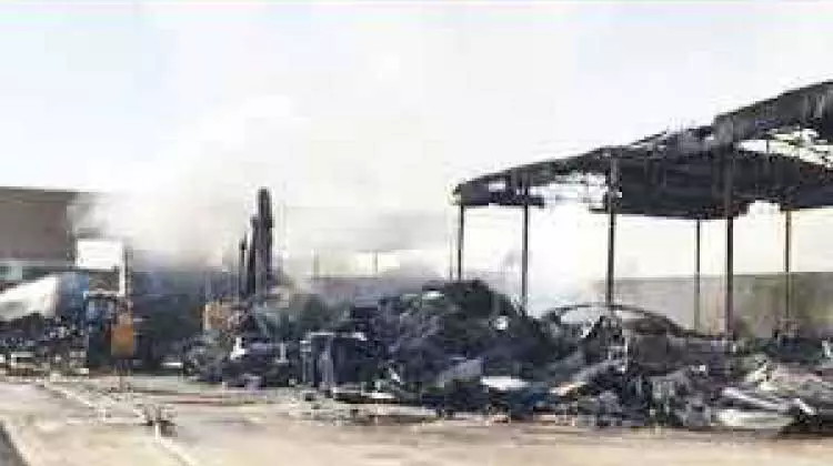 ഷാർജ വ്യവസായ മേഖലയിലെ സ്ക്രാപ് യാർഡിൽ തീപിടിത്തം ഷാർജ വ്യവസായ മേഖലയിലെ സ്ക്രാപ് യാർഡിൽ തീപിടിത്തം