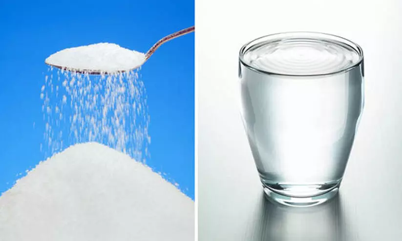 В раствор сахарной воды. Растворение сахара в воде. Соленая вода в стакане. Стакан воды с солью. Соль растворяется в воде.