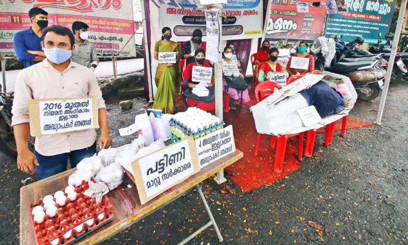 ശമ്പളമില്ല; മുട്ടയും മാസ്ക്കും വിറ്റ്​ അധ്യാപകർ