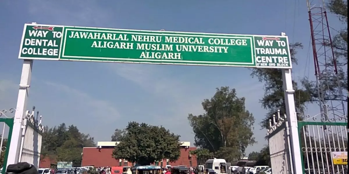 ഹാഥറസ് ബലാത്സംഗം നടന്നില്ലെന്ന വാദത്തെ എതിർത്ത ഡോക്ടറെ പുറത്താക്കി