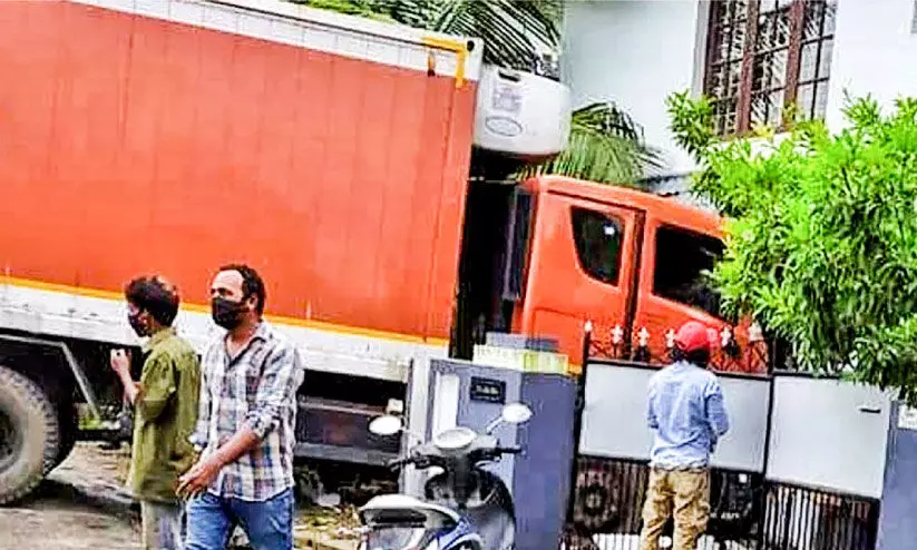 ലോറി വീട്ടിലേക്ക് ഇടിച്ചുകയറി; വഴിയാത്രക്കാരന് പരിക്ക് ​