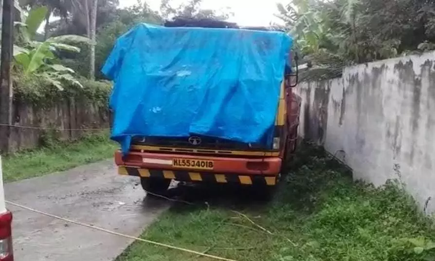 നിർത്തിയിട്ട ലോറിയിൽ കത്തിക്കരിഞ്ഞ മൃതദേഹം കണ്ടെത്തി