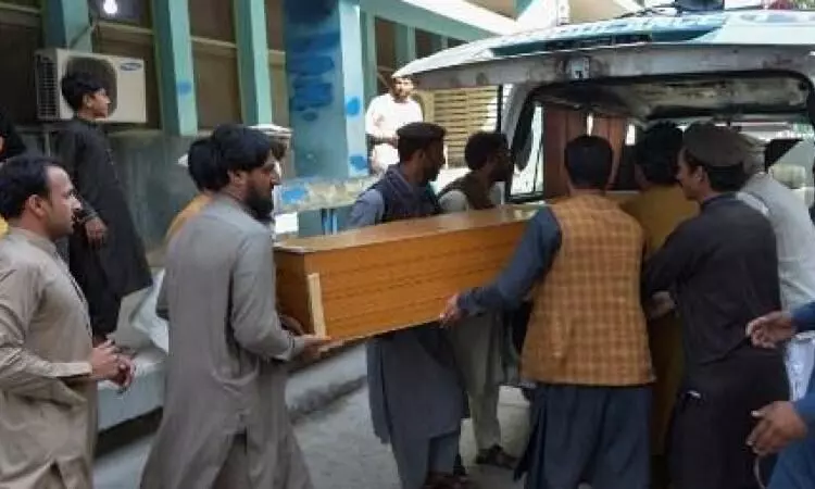 അഫ്ഗാനിലെ പാക് കോൺസുലേറ്റിന് മുന്നിലെ തിരക്കിൽപ്പെട്ട് 11 പേർ മരിച്ചു അഫ്ഗാനിലെ പാക് കോൺസുലേറ്റിന് മുന്നിലെ തിരക്കിൽപ്പെട്ട് 11 പേർ മരിച്ചു