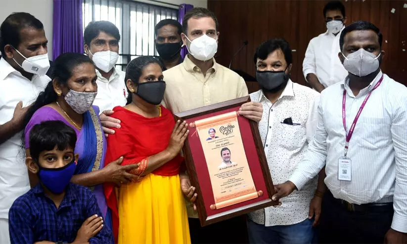 ഇരുട്ടുപരന്ന വഴിയിൽ നിഷക്ക്​ വെളിച്ചമായി അക്ഷരവീട്; രാഹുൽ ഗാന്ധി സമർപ്പിച്ചു