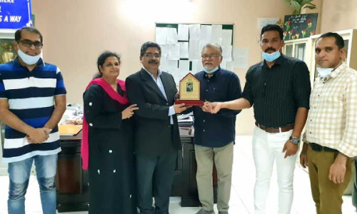 ജോ​ൺ മാ​ഷി​നും ജാ​ൻ​സി ടീ​ച്ച​ർ​ക്കും ഒ.​​െഎ.​സി.​സി യാ​ത്ര​യ​യ​പ്പ് ന​ൽ​കി