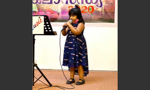 പാ​ട്ടു​വേ​ദി​ക​ളി​ൽ വി​സ്​​മ​യ​മാ​യി നാ​ല​ര വ​യ​സ്സു​കാ​രി