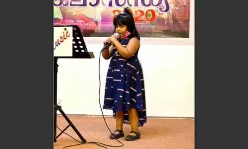 പാ​ട്ടു​വേ​ദി​ക​ളി​ൽ വി​സ്​​മ​യ​മാ​യി നാ​ല​ര വ​യ​സ്സു​കാ​രി