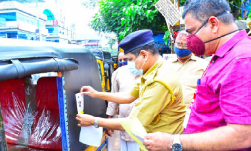 മാസ്​ക്കില്ലെങ്കിൽ ഇനി ഒ​ാ​േട്ടായിൽ കയറേണ്ട; ഓട്ടോറിക്ഷകളിൽ ആര്‍.ടി.ഒയുടെ നേതൃത്വത്തിൽ പോസ്​റ്റര്‍ പതിച്ചു