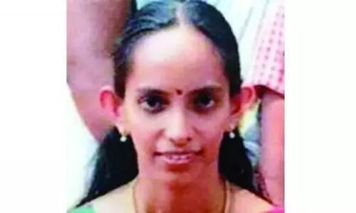 യുവതി കാറിനുള്ളിൽ മരിച്ച നിലയിൽ; ആത്മഹത്യ കുറിപ്പ്​ കണ്ടെത്തി