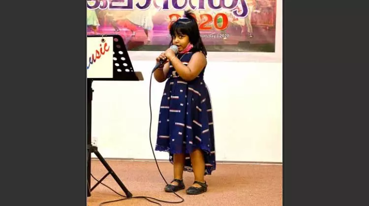 പാട്ടുവേദികളിൽ വിസ്മയമായി നാലര വയസ്സുകാരി പാട്ടുവേദികളിൽ വിസ്മയമായി നാലര വയസ്സുകാരി