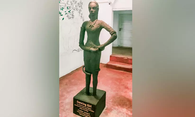 നൃത്തം ചെയ്യുന്ന സ്ത്രീക്ക് പുനരാവിഷ്കാരം നൃത്തം ചെയ്യുന്ന സ്ത്രീക്ക് പുനരാവിഷ്കാരം