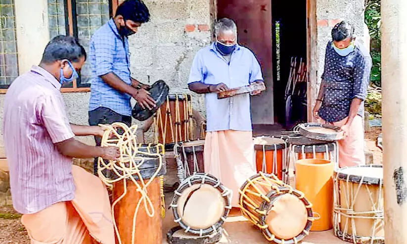 പൊട്ടിക്കീറി ചെണ്ടയും ഇവരുടെ ജീവിതവും പൊട്ടിക്കീറി ചെണ്ടയും ഇവരുടെ ജീവിതവും