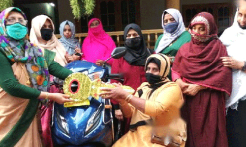 റി​​യാ​​ദ്​ കെ.​​എം.​​സി.​​സി വ​​നി​​ത​​വി​​ങ്​ മു​​ച്ച​​ക്ര വാ​​ഹ​​നം ന​​ൽ​​കി