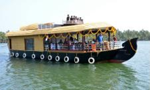 ഏഴ് മാസത്തിനുശേഷം അച്ചാംതുരുത്തിയിൽ ഹൗസ് ബോട്ട് മേഖല സജീവമാകുന്നു