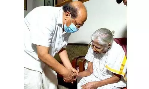 കെ.ആർ. ഗൗരിയമ്മയെ മന്ത്രി സുധാകരൻ സന്ദർശിച്ചു