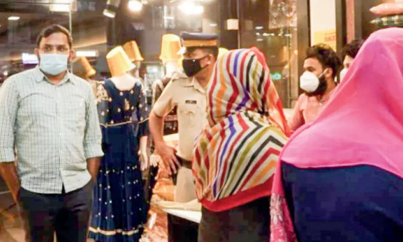 കലക്ടറുടെ മിന്നൽപരിശോധന; കോട്ടക്കലിൽ മൂന്നു കടകൾ അടപ്പിച്ചു