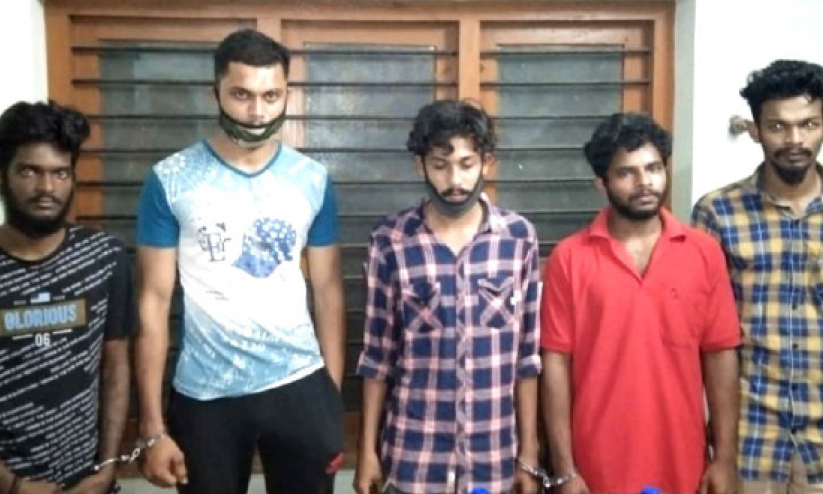 എക്സൈസ് മിന്നൽ പരിശോധനയിൽ കഞ്ചാവുമായി അഞ്ച് യുവാക്കൾ അറസ്റ്റിൽ എക്സൈസ് മിന്നൽ പരിശോധനയിൽ കഞ്ചാവുമായി അഞ്ച് യുവാക്കൾ അറസ്റ്റിൽ