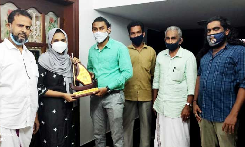 മെഡിക്കൽ എൻട്രൻസ് റാങ്ക് ജേതാവ് ആയിഷക്ക് ഉപഹാരം നൽകി