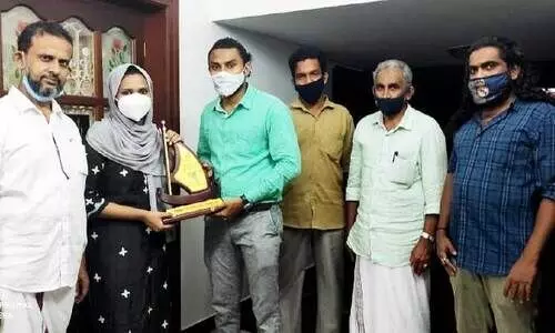 മെഡിക്കൽ എൻട്രൻസ് റാങ്ക് ജേതാവ് ആയിഷക്ക് ഉപഹാരം നൽകി