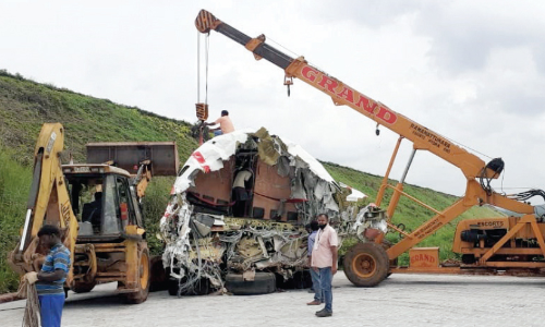കരിപ്പൂർ: അ​പ​ക​ട​ത്തി​ൽ​പെ​ട്ട വിമാനത്തി​െൻറ മുൻഭാഗം മാറ്റി