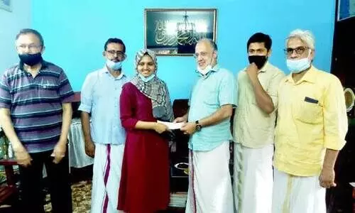 നീറ്റ്​ റാങ്ക്​ ജേതാവിന്​ ഉപഹാരം കൈമാറി