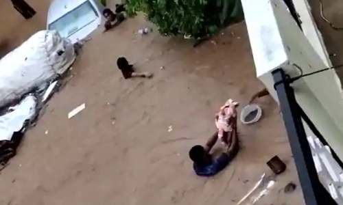 വെള്ളപ്പൊക്കത്തില്‍ മുങ്ങിയ ബംഗളൂരുവിലെ തെരുവില്‍നിന്ന് പിഞ്ചുകുഞ്ഞിനെ രക്ഷിച്ച് യുവാക്കള്‍ VIDEO