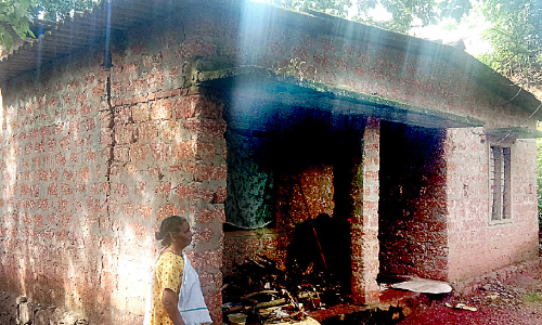 നിലംപൊത്താറായ വീടും രോഗബാധിതരായ കുടുംബാംഗങ്ങളും; കുഞ്ഞമ്മ സമ്പന്നയാണ്​ സിവില്‍ സപ്ലൈസ് വകുപ്പിന്​