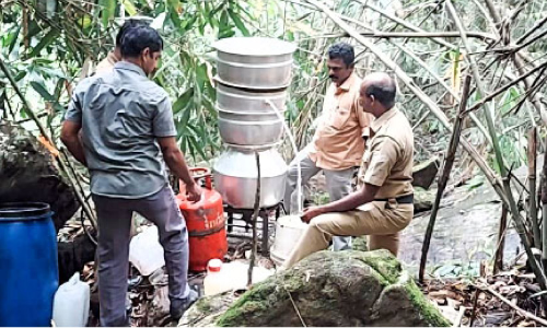 ചാരായവും വാഷും പിടികൂടി; വാറ്റുകേന്ദ്രം തകർത്തു