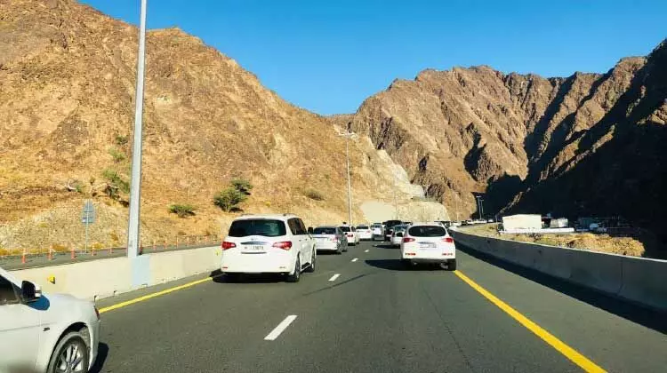 സന്ദർശകർ ഒഴുകിയെത്തി; വാദി ഷീസിൽ ഗതാഗതക്കുരുക്ക്