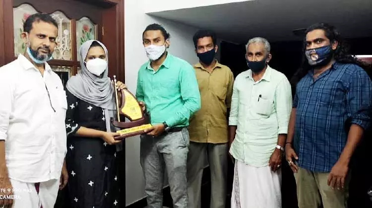 മെഡിക്കൽ എൻട്രൻസ് റാങ്ക് ജേതാവ് ആയിഷക്ക് ഉപഹാരം നൽകി