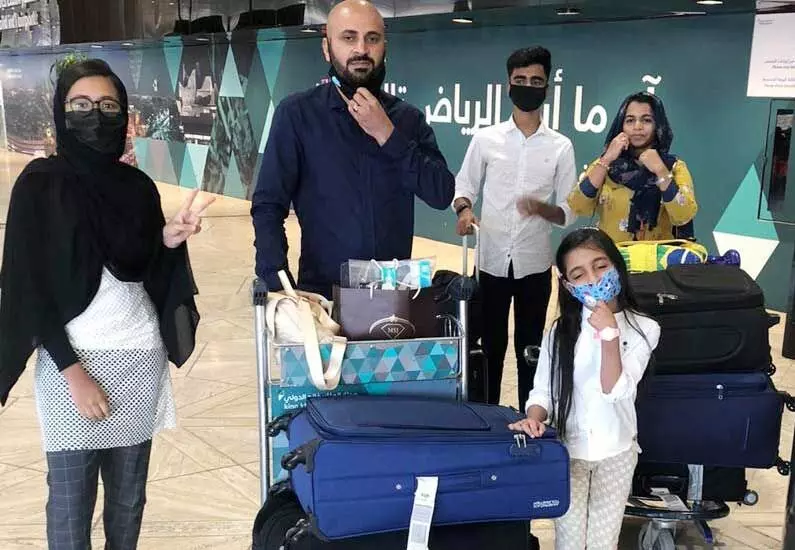 ഇന്ത്യയിൽ നിന്നുള്ള സന്ദർശക വിസക്കാരും സൗദിയിലെത്തിത്തുടങ്ങി ഇന്ത്യയിൽ നിന്നുള്ള സന്ദർശക വിസക്കാരും സൗദിയിലെത്തിത്തുടങ്ങി