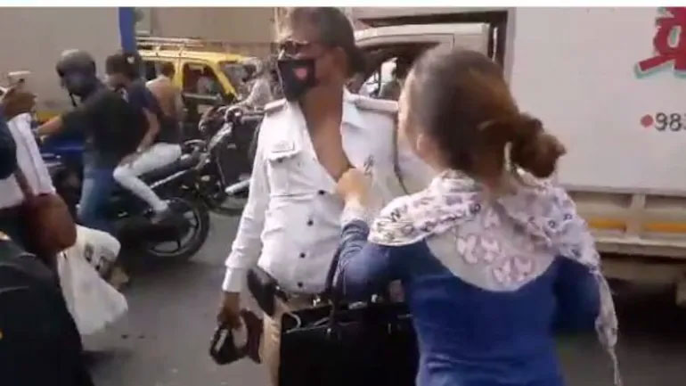 അപമാനിച്ചെന്ന് ആരോപിച്ച് ട്രാഫിക്ക് പൊലീസുകാരന് യുവതിയുടെ മർദനം അപമാനിച്ചെന്ന് ആരോപിച്ച് ട്രാഫിക്ക് പൊലീസുകാരന് യുവതിയുടെ മർദനം