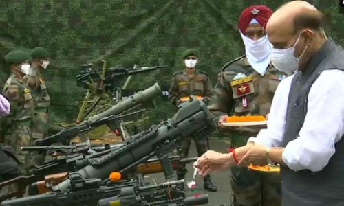 സിക്കിമിലെ ചൈനീസ് അതിര്‍ത്തിയില്‍ പ്രതിരോധ മന്ത്രിയുടെ ശസ്ത്ര പൂജ