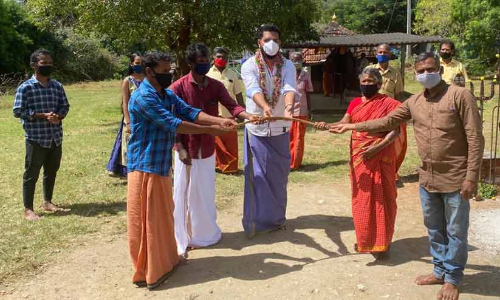 വിജീഷ് മണിയെ തപ്പെ സുണ്ടി വില്ല് നൽകി ആദരിച്ചു