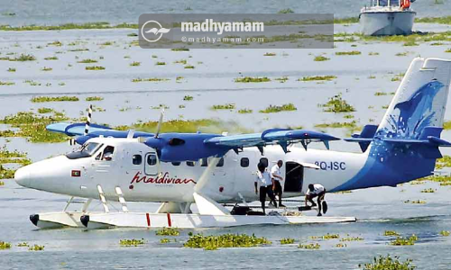ജലവിമാനം പറന്നിറങ്ങി; കൊച്ചിയുടെ ഓളപ്പരപ്പിലേക്ക്