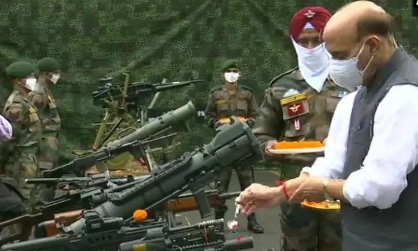 സിക്കിമിലെ ചൈനീസ് അതിര്‍ത്തിയില്‍ പ്രതിരോധ മന്ത്രിയുടെ ശസ്ത്ര പൂജ