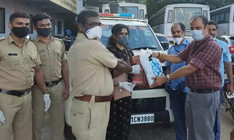 കെ.എസ്.ആർ.ടി.സി ബസിൽ മറന്നുവെച്ചത് ഒന്നരലക്ഷം അടങ്ങിയ ബാഗ്; ഒടുവിൽ ഉടമയുടെ കൈയിലേക്ക് തന്നെ കെ.എസ്.ആർ.ടി.സി ബസിൽ മറന്നുവെച്ചത് ഒന്നരലക്ഷം അടങ്ങിയ ബാഗ്; ഒടുവിൽ ഉടമയുടെ കൈയിലേക്ക് തന്നെ