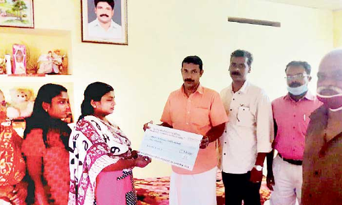 വെസ്കോസ സഹായധനം കൈമാറി