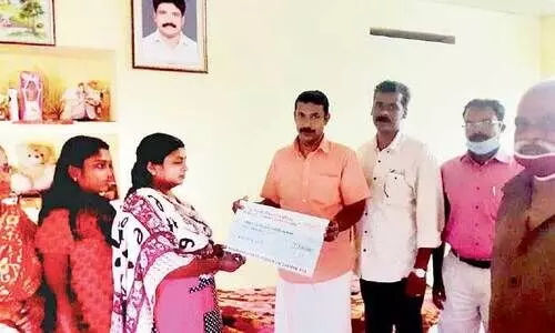 വെസ്കോസ സഹായധനം കൈമാറി