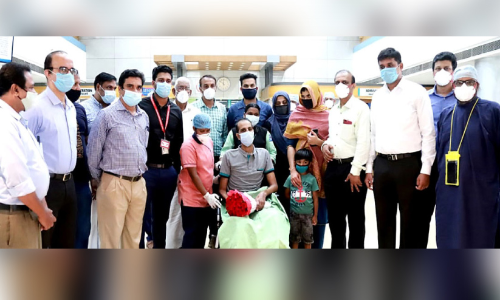 കരിപ്പൂർ അപകടത്തിൽ പരിക്കേറ്റ യാത്രികന്​ ആശുപത്രിയിൽ യാത്രയയപ്പ്