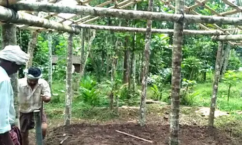 വിധവയായ വീട്ടമ്മക്ക് താൽക്കാലിക വീടൊരുക്കി പൂർവ വിദ്യാർഥി കൂട്ടായ്മ