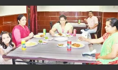 റസ്റ്റാറൻറുകളിൽ അകത്ത് ഭക്ഷണം നൽകാൻ തുടങ്ങി റസ്റ്റാറൻറുകളിൽ അകത്ത് ഭക്ഷണം നൽകാൻ തുടങ്ങി